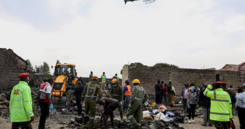 肯亞紅十字會與消防隊員在瓦礫堆中進行搜救。（圖／路透社網頁，下同）