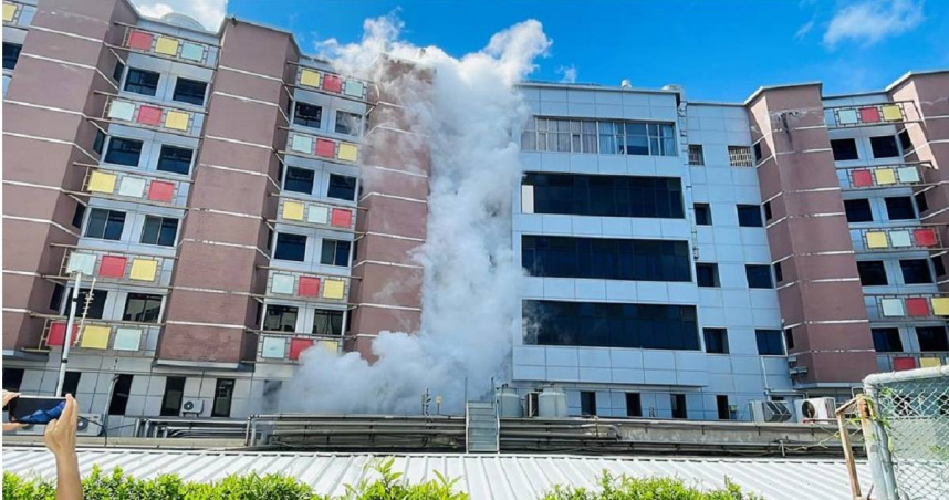 台東馬偕醫院進行磁振造影儀「淬息」作業，釋放1000公升液態氦氣冷卻主機系統，水氣瞬間凝結成白煙滾湧而出，景象罕見又壯觀。（圖／中時記者蕭嘉蕙攝）