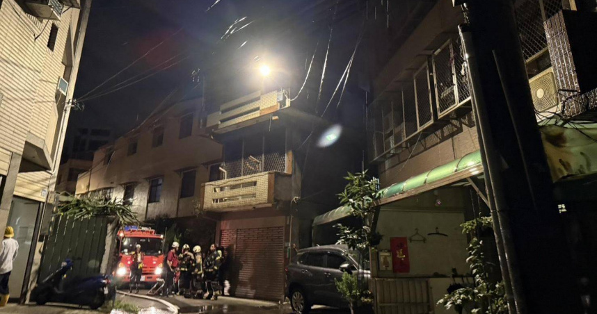 桃園平鎮東豐路住宅10日凌晨發生火災，43歲女子受困獲救。（圖／翻攝畫面）