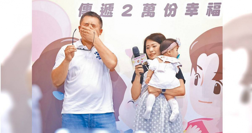 國健署透露，今年將擴大試管嬰兒補助。圖為2024年8月19日，受試管嬰兒補助的何先生夫妻分享他們如願生下寶寶的喜悅及辛苦過程。（圖／報系資料照）