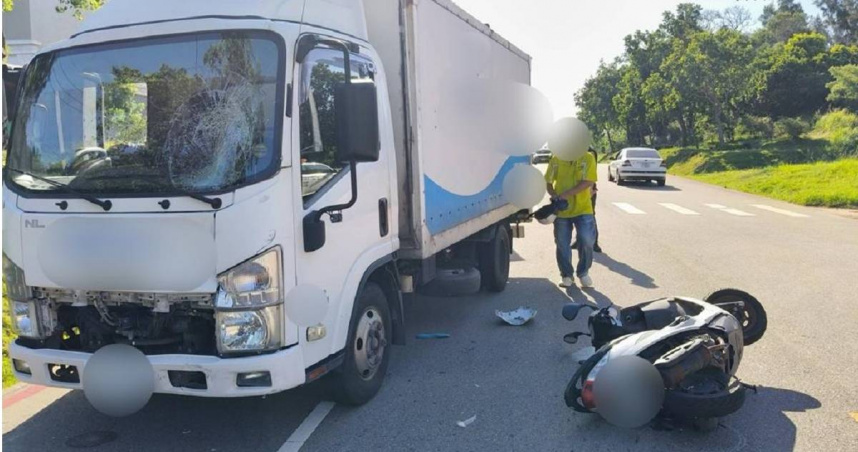 金門縣金湖鎮開瑄國小後方板模廠前路段，今（18）日下午發生一起嚴重車禍。（圖／民眾提供）