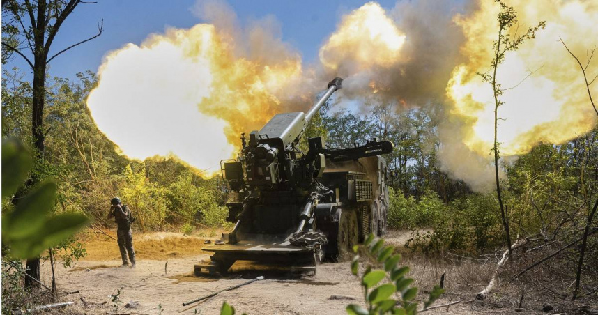 烏克蘭士兵向烏克蘭扎波羅熱地區前線的俄羅斯陣地發射自走砲。（圖／達志／美聯社）