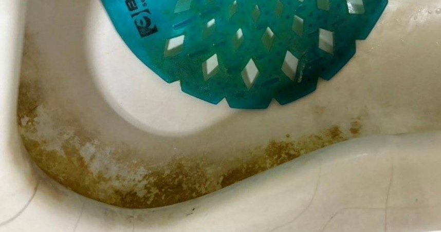 台北市環保局稽查列管公廁，今年1至7月共查核2萬2738座次，有14座未符合規定遭罰，並裁處1200元至2000元罰鍰，同時要求改善。圖為不符規定之公廁。（圖／北市環保局提供）