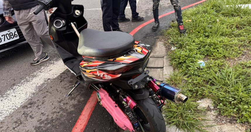 24歲林姓、19歲羅姓、19歲李姓、20歲莊姓、等人利用Line群組號召，指示24歲廖姓男子以小貨車載運未懸掛車牌、改裝機車4月5日凌晨到桃園蘆竹南青路聚集並超速競駛、逆向佔用快慢車道等。桃園地檢署依妨害公眾往來安全罪起訴，建請從重量刑。（圖／警方提供）