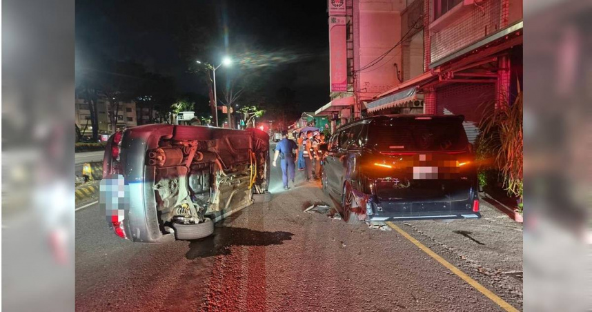 高雄市鳳山區昨（29）日深夜發生自撞翻車車禍，1輛灰色轎車疑似因疲勞駕駛，撞上路邊停放的廂型車，轎車當場90度側翻，還波及到後方的女騎士，所幸女騎士與開車的28歲陳姓駕駛、嬰兒皆輕傷。（圖／翻攝畫面）