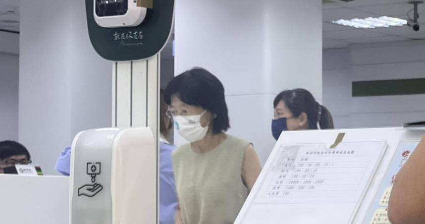 陳佩琪今早出門疑似要為柯文哲辦保。（圖／中天新聞）