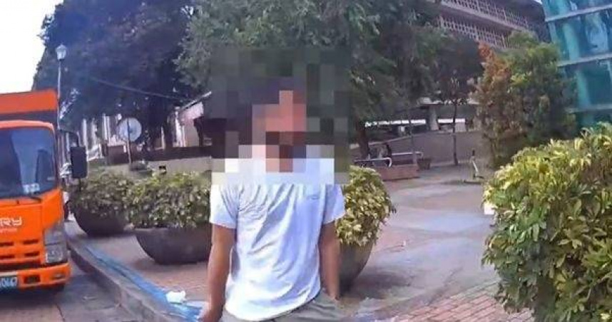 台北車站街友怒甩飲料反抗,通緝詐欺犯仍遭壓制。(圖/翻攝畫面)