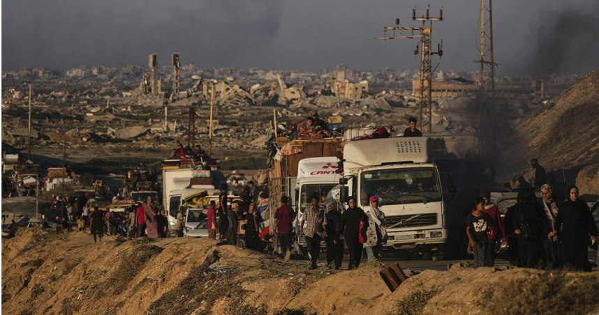 以色列軍隊發布撤離加薩城的命令後，居民攜帶財物沿著沿海公路前往加薩南部。（圖／達志／美聯社）