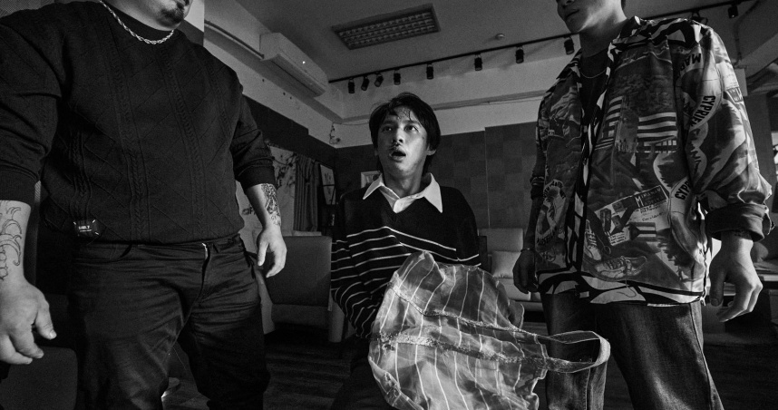 洪毓璟劇中欠債被黑道追殺。（圖／公視台語台）