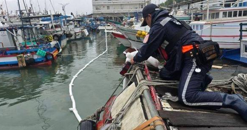 台東漁船半沉漏油驚魂，海巡急封鎖防海洋災難。（圖 ／翻攝畫面）