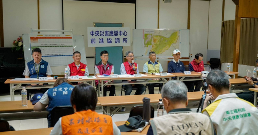 有關堰塞湖水量監測，賴建信說明，經9月23日堰塞湖壩頂溢流後規模已大幅下降，由原9,100萬立方公尺減少至1 ,100萬立方公尺容積量，已減少88％。（圖／取自行政院網站）