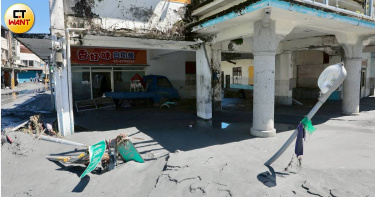 花蓮縣馬太鞍溪上游堰塞湖發生溢流，泥水灌進光復鄉市區，民眾清掃家園。（圖／黃耀徵攝）