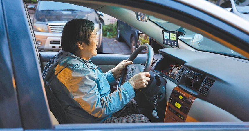為鼓勵70歲以上長者主動繳回駕照，公路局加碼提供TPASS公共運輸乘車優惠，計程車也包括在內。示意圖。（圖／報系資料照）