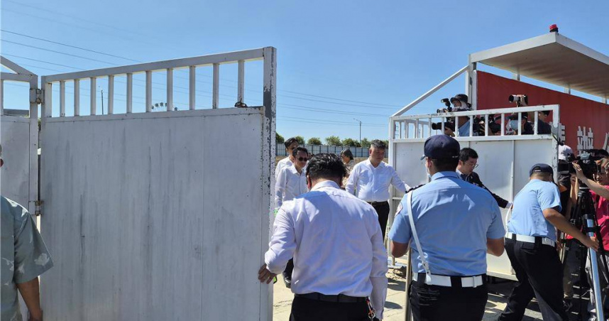 新壽開工儀式前即「關門」趕人。（圖／黃琮淵攝）