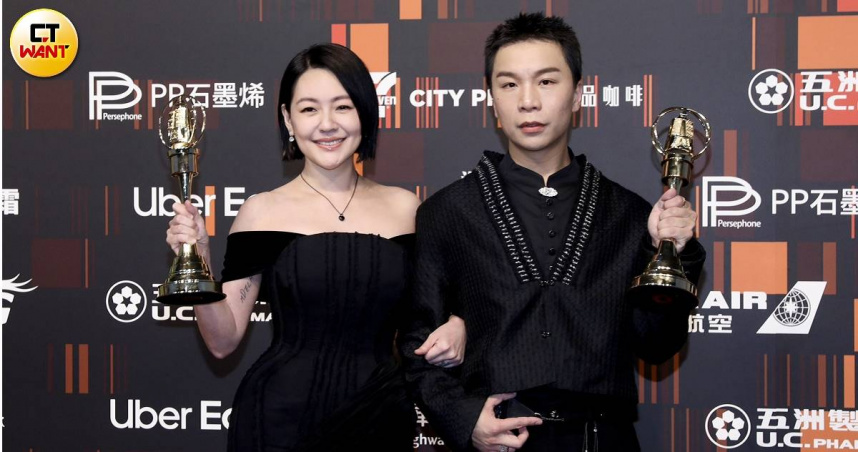 小S、派翠克憑《小姐不熙娣》奪下「綜藝節目主持人獎」。（圖／CTWANT攝影組）