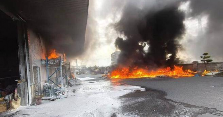 和美塑膠工廠火警驚魂廢棄物起火濃煙竄天，消防全力搶救無傷亡。（圖 ／翻攝畫面）