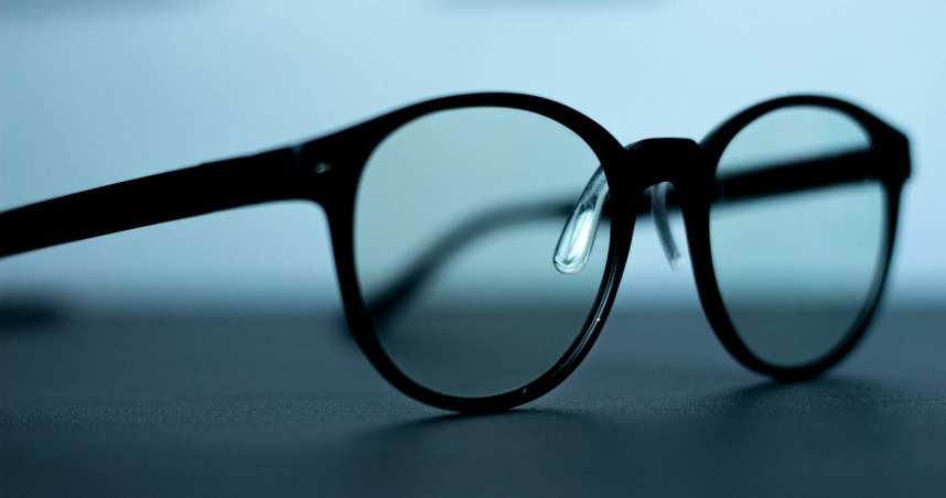 未清洗鏡片直接乾擦，恐造成刮痕或鍍膜損傷，專家提醒應先以清水沖洗。(示意圖／Pixabay）