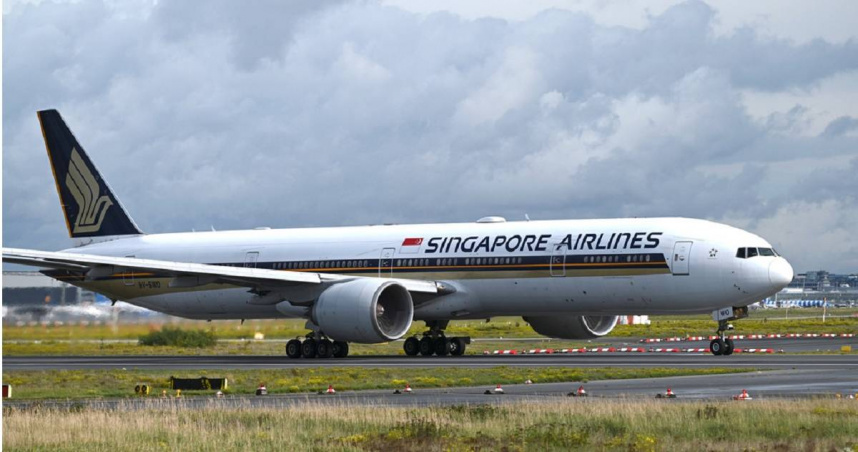 一名中國籍女子上網控訴自己為了一圓空姐夢，花了許多努力才獲得新加坡航空錄取，然而她與其他幾位中國女孩僅僅上了「一天班」，就遭到公司辭退，認為自己遭到了「羞辱與騙局」。（示意圖／達志／美聯社）