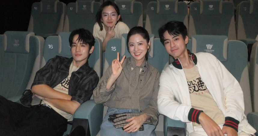 張豐豪（左起）、戴雅芝、林予晞、劉敬在戲院等待影迷入場。（圖／本萃電影提供）