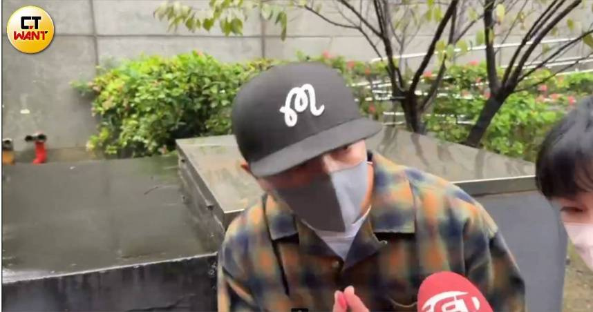 藝人坤達（謝坤達）因涉閃兵案返台接受調查，目前全面停工。（圖／蘇聖倫攝）