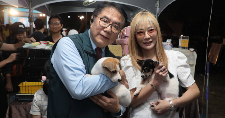 台南市長黃偉哲出席《野餐我PET你 滾草皮音樂市集》音樂市集，與現場毛孩熱情互動。（圖／翻攝自台南市政府官網）