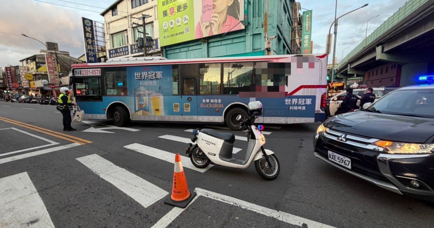 台北市士林區發生交通事故，老翁被捲入公車車底，送醫後仍不治。（圖／翻攝畫面）