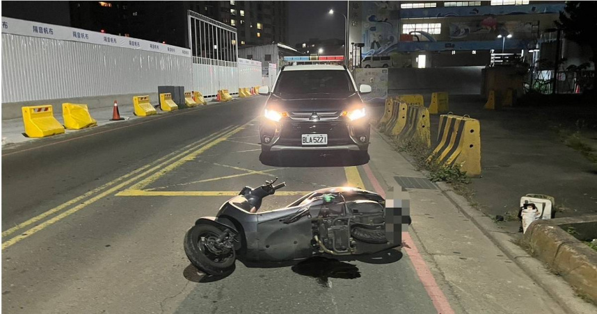 新莊4日傍晚發生死亡車禍，王女自撞路緣石又撞燈桿不幸身亡。（圖／翻攝畫面）