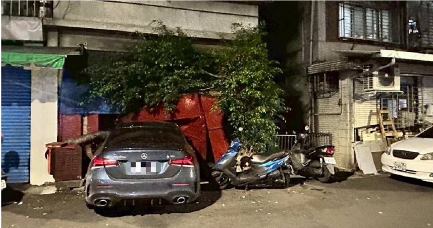 葉姓男子18日晚間駕駛賓士車衝撞民宅大門，警方在他車上搜出喪屍菸彈，將發依法送辦。（圖／翻攝畫面）