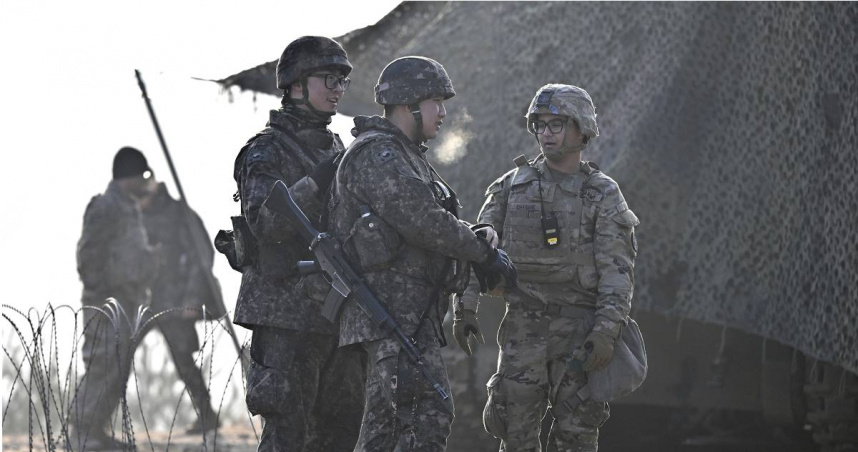 2024年，2名韓國士兵與1名美國士兵（右）在「自由護盾」聯合實彈演習中交談。（圖／達志／美聯社）