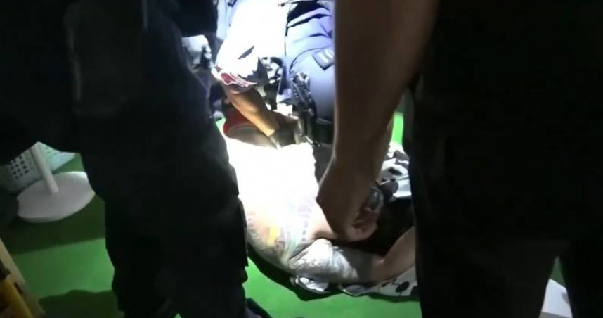 刑事局日前破獲一名刺青師聯手竹聯幫地堂赤龍會大哥，狂發萬則釣魚簡訊。（圖／翻攝畫面）