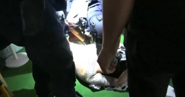 刑事局日前破獲一名刺青師聯手竹聯幫地堂赤龍會大哥，狂發萬則釣魚簡訊。（圖／翻攝畫面）