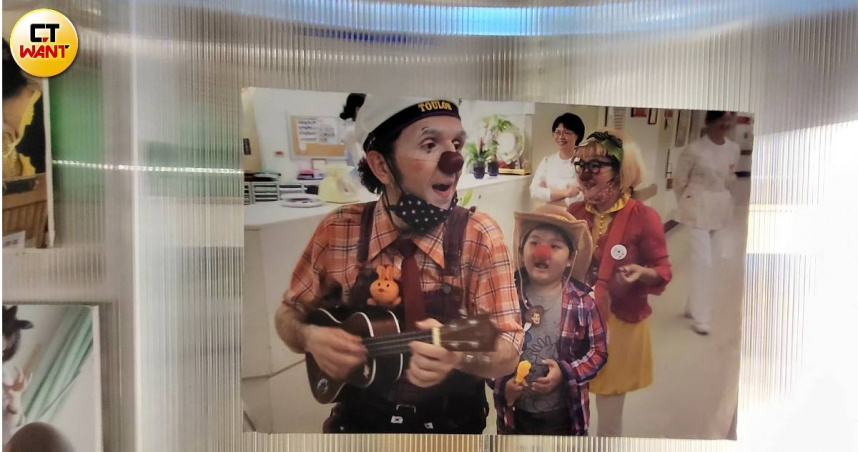 6歲的葉道煌因罹患腦癌，在一次回診的過程中巧遇Luc和馬照琪在院內舉辦的音樂遊行，讓他興奮地一起加入遊行。（圖／周志龍翻攝）