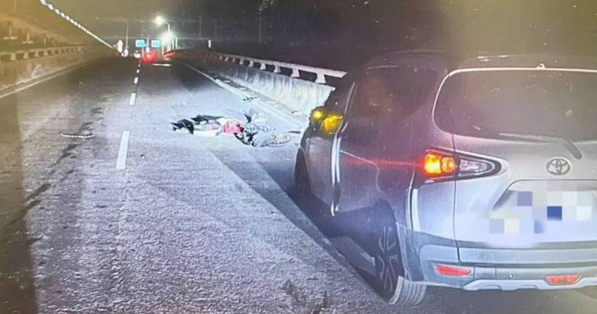 台61線南下側車道草漯入口附近25日晚間7時許發生一起死亡車禍。（圖／翻攝畫面）