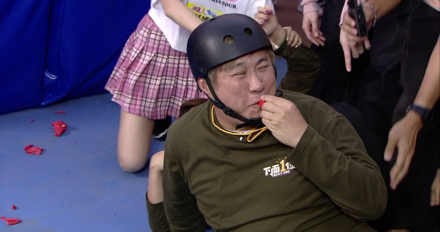 胡瓜與一位媽媽組隊，他為了助攻過關竟出奧步暗地吹哨干擾對手。（圖／民視提供）