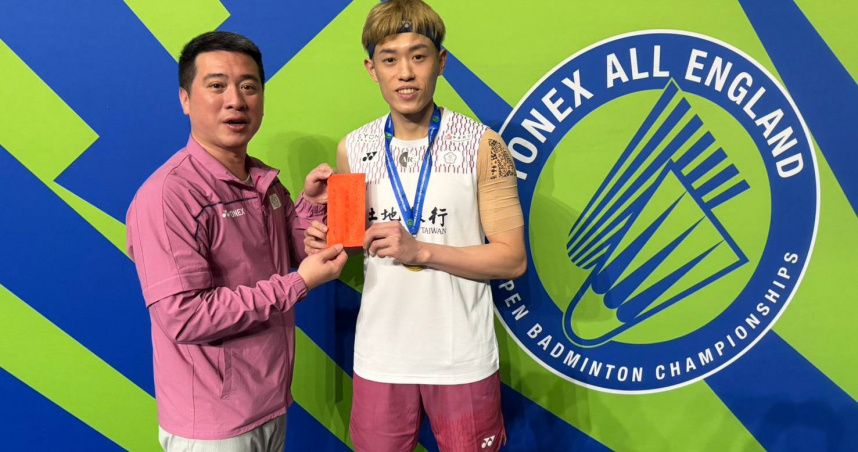 男單選手林俊易（右）獲頒激勵獎金10萬元，左為總教練劉佳城。（圖／中華羽球協會）