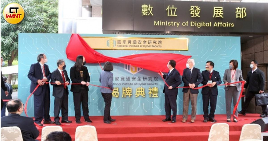 數發部對AI人工智慧假消息把關有責任。圖為數位發展部揭幕狀況。（圖／趙世勳攝）