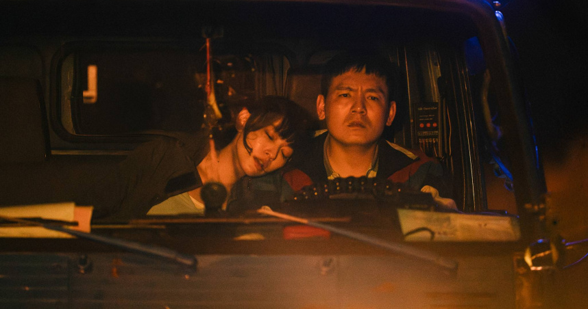 姚以緹（左）與春風在《死亡賭局》中有難以言喻的羈絆。（圖／英傑哆影業提供）