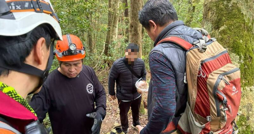 韓籍男子獨自進入桃園復興區四稜溫泉山區體力透支受困，消防人員入山救援，透過離線地圖提供座標順利尋獲。（圖／桃園市消防局提供）