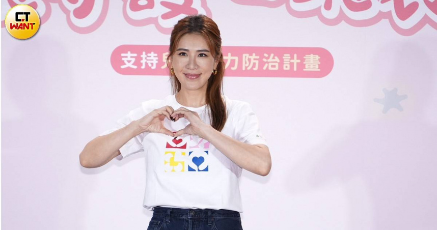 小禎大方認愛新歡交往滿周年　爆女兒Emma吐槽Alan：只是有五官的人！