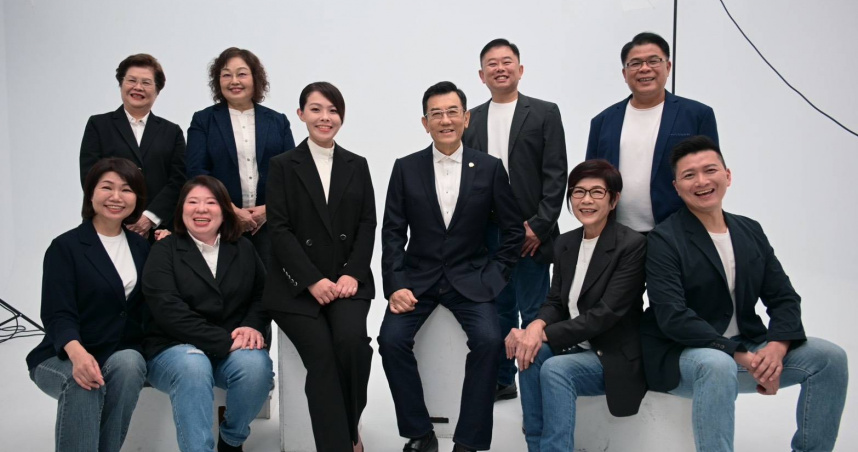 新竹市長高虹安與藍白市議員參選人集體進棚拍攝定裝照，提前為年底選戰布局暖身。（圖／新竹市議員李國璋辦公室提供）