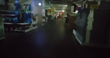 連鎖家具賣場IKEA台中店今（25）日上午11時許發生停電，內部漆黑一片。（圖／翻攝畫面）
