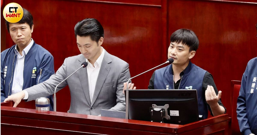 台北市研考會主委殷瑋（右）近期因頻頻在議會替蔣萬安應答、救火受到關注，就連與蔣萬安相似的聲線也意外成為話題。（圖／方萬民攝）