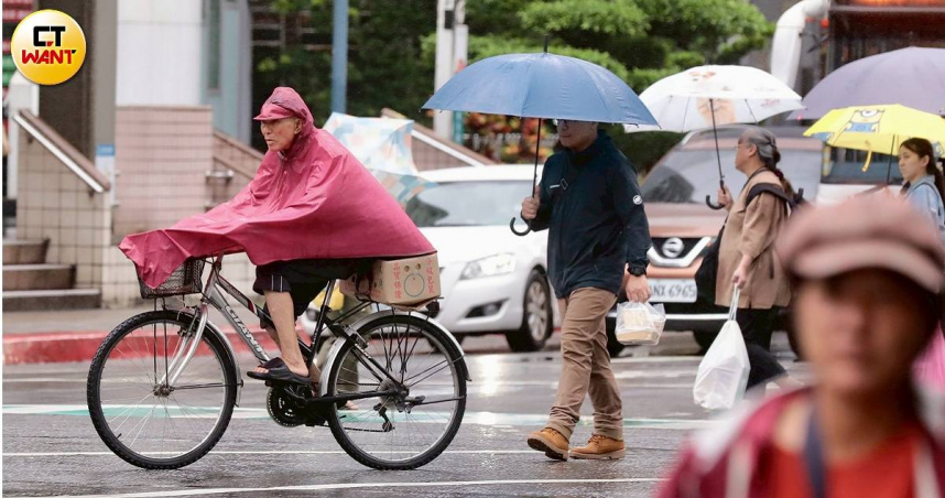 台北市颱風假決策雖引發爭議，但巴威颱風11日風雨明顯增強，民眾非必要勿外出。（圖／黃耀徵攝）