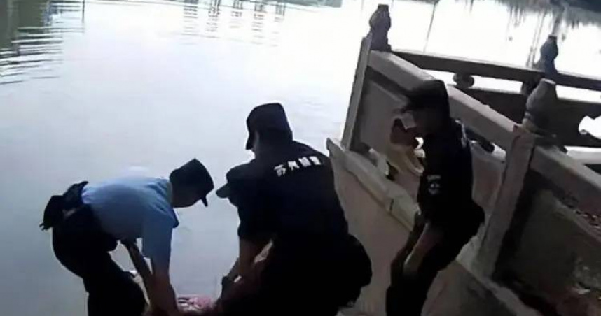 大陸江蘇蘇州一名50多歲女子不慎跌入深水區，不會游泳的她靠仰漂撐近1小時，最終獲救。（圖／翻攝自紫牛新聞，下同）
