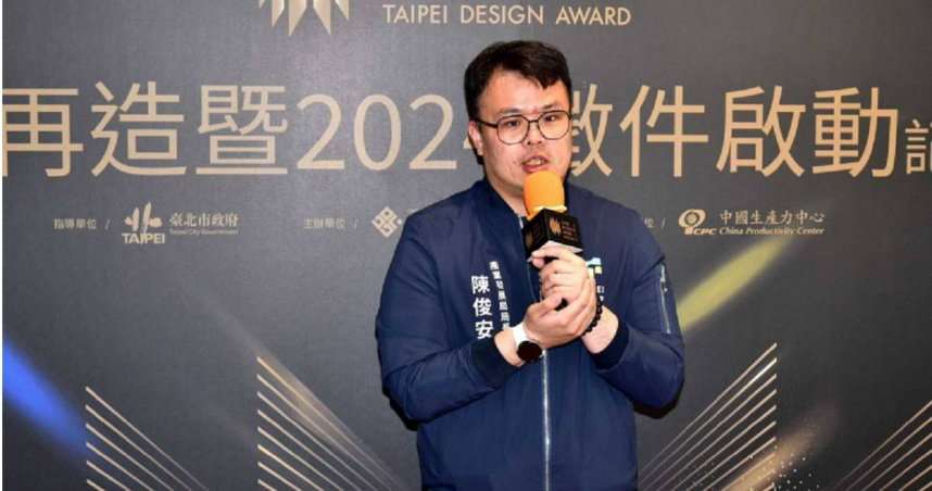 台北市產業發展局長陳俊安於市府記者會回應「2026台北設計獎」照片修圖及影片音訊爭議，坦承委外廠商督導與素材審核有疏失，並代表產發局致歉，強調後續將依契約檢討處理。（圖／臺北市政府產業發展局提供）