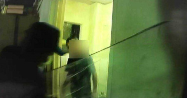 通緝犯騎車閒晃遇警盤查 躲回家中浴室持刀欲輕生