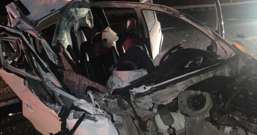 國道轎車追撞飼料車 車頂掀開成敞篷駕駛不治