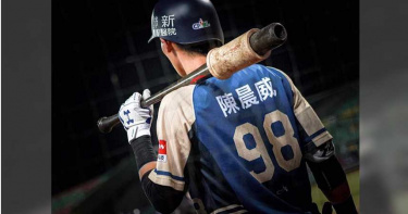 陳晨威遭146公里速球砸頭「倒地不起」!被擔架抬出急送醫檢查