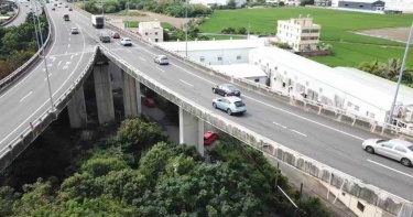槽車駛入死亡彎道!撞斷50公尺護欄 司機「連人帶椅」噴飛