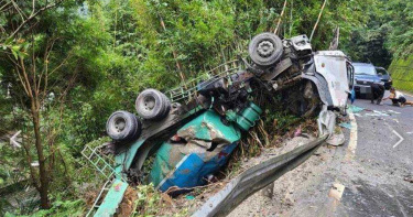 混凝土預拌車煞車失靈 自撞邊坡護欄車底朝天